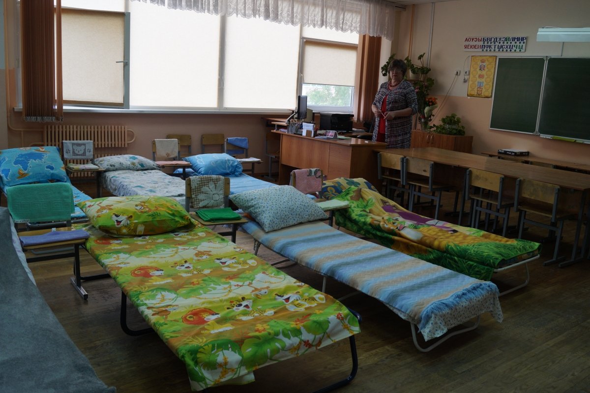 Будет ли лагерь в школе. Спальня в лагере. Кровати в лагере. Спальня в детском лагере. Спальная комната в лагере.