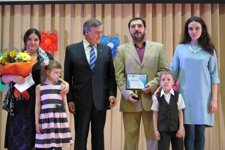 Награждение многодетных семей в москве. Сын собянина мэра москвы. Богатая многодетная семья. Сергей собянин жена и дети. Олег абрамов семья.