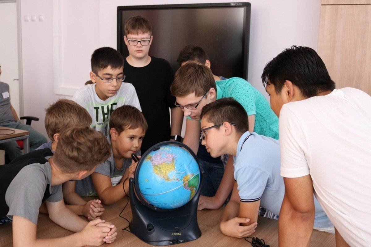 Всероссийская организация школьников. Геоквантум. Ученик изучает Глобус. Ученик рассматривает. Школьники изучают мир.