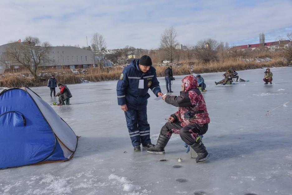 Белгородские спасатели напомнили рыбакам о правилах безопаснoсти при выхoде на лёд - Изображение 6