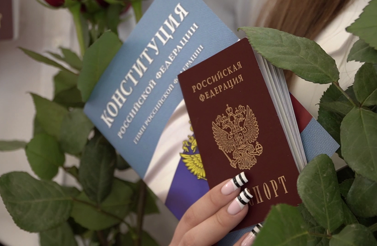 В День молодёжи 22 юных белгородца получили свой первый паспорт