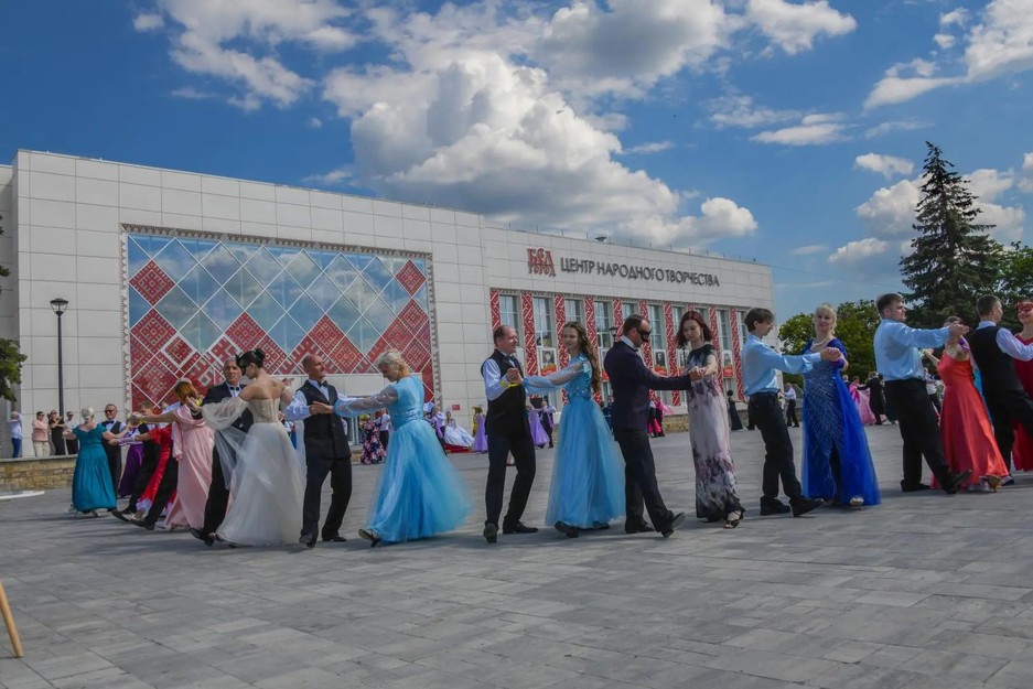Пушкинский день России и День русского языка в Белгороде отметили балом-маскарадом - Изображение 23