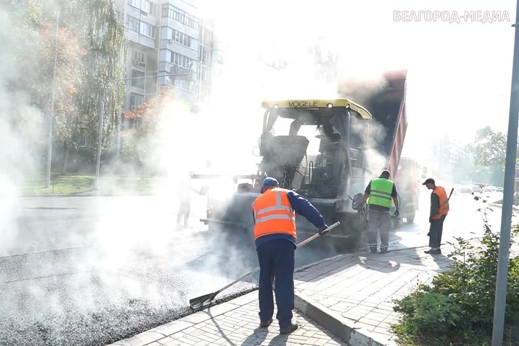 В Белгороде обновляют дорожное полотно на перекрёстке улиц Губкина и Будённого