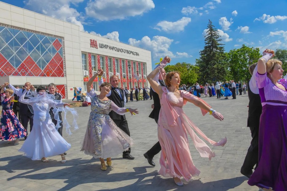 Пушкинский день России и День русского языка в Белгороде отметили балом-маскарадом - Изображение 1