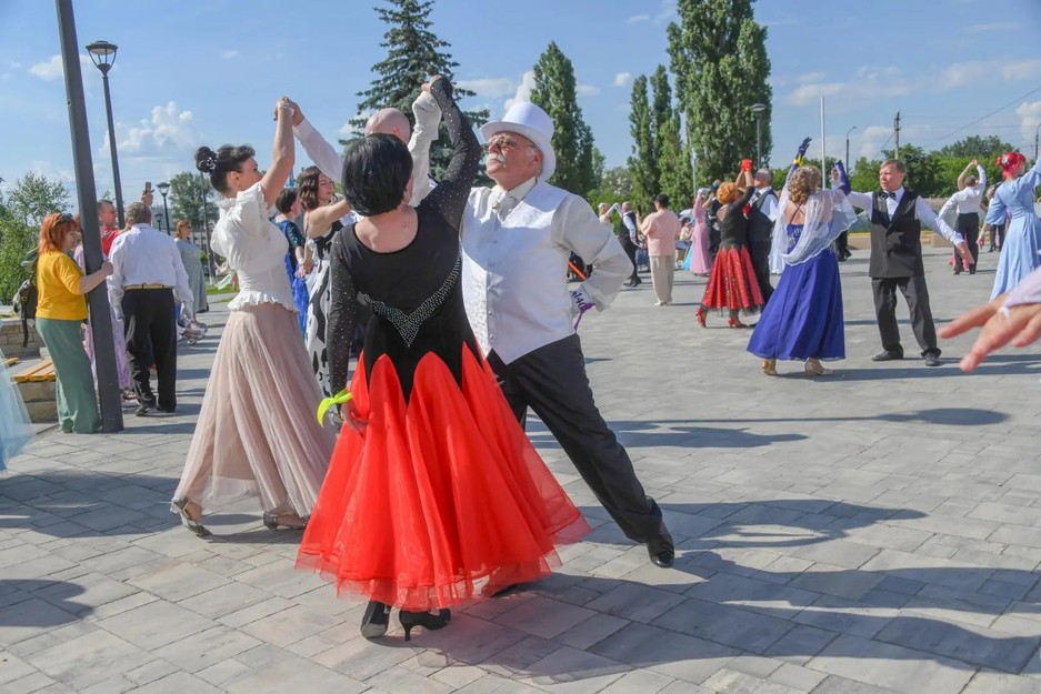 Пушкинский день России и День русского языка в Белгороде отметили балом-маскарадом - Изображение 6