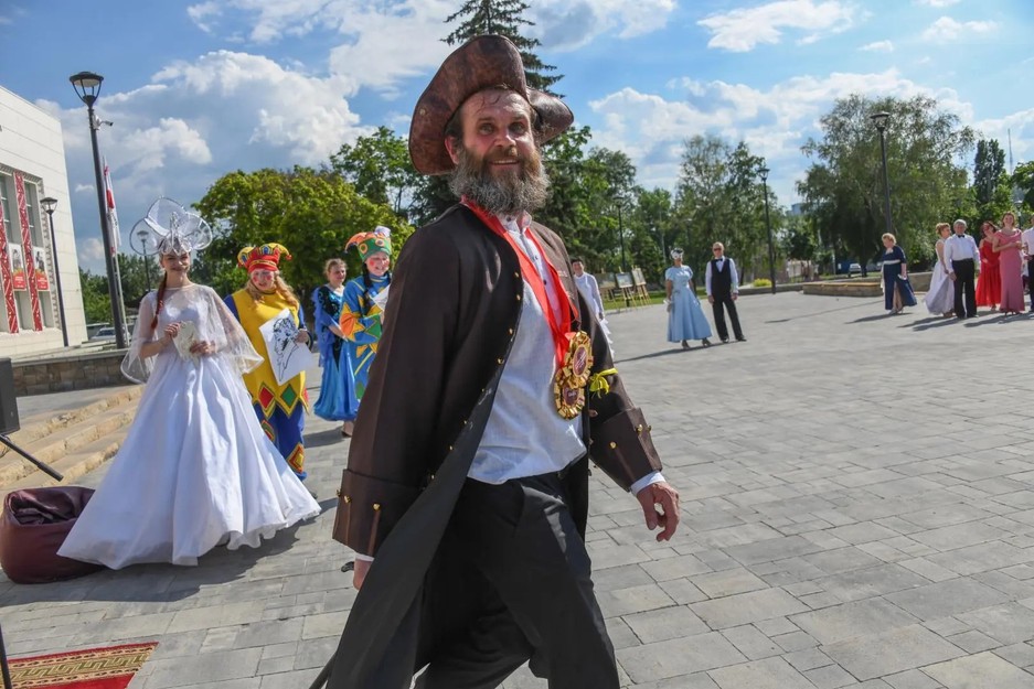Пушкинский день России и День русского языка в Белгороде отметили балом-маскарадом - Изображение 5