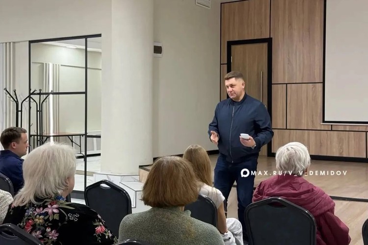 Глава администрации Валентин Демидов посетил ПВР, где размещены белгородцы, чьи дома были повреждены в результате атаки БПЛА