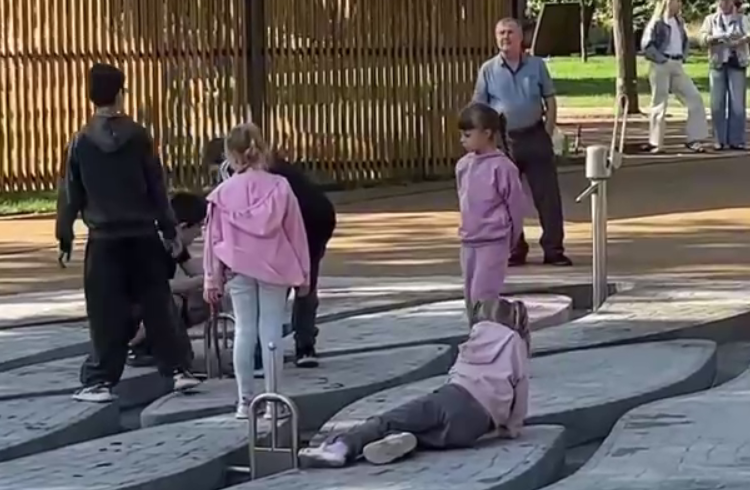 В Белгороде продолжают строительство игровой площадки в парке им. Ленина