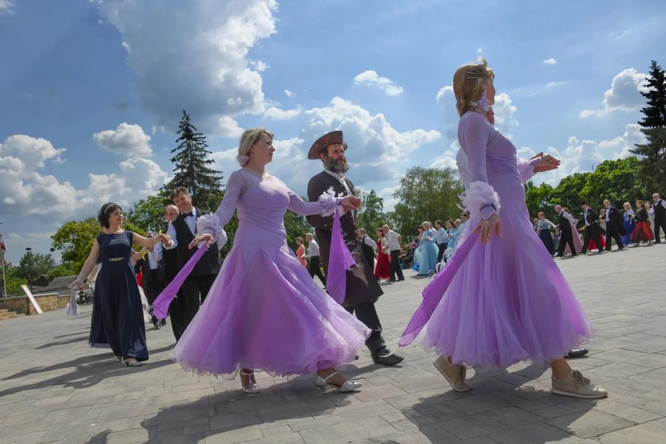Пушкинский день России и День русского языка в Белгороде отметили балом-маскарадом - Изображение 22