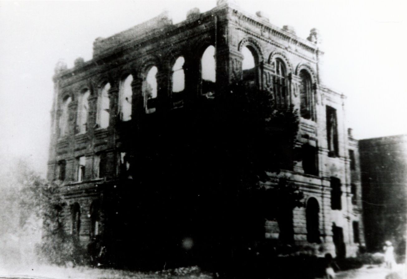 Здание школы №9 после освобождения города Белгорода на улице Первомайской, позже Народной